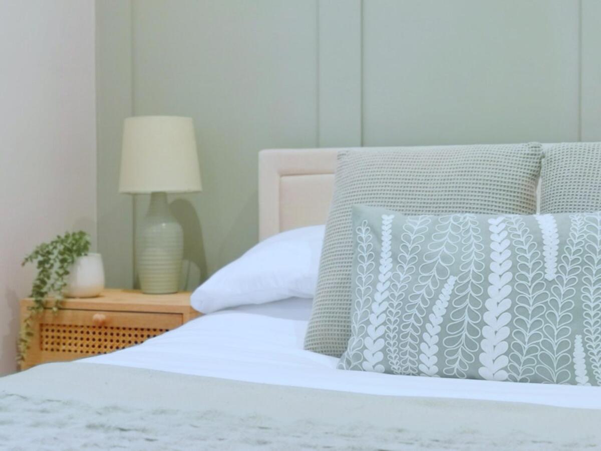 Stunning Modern Apartment Sleeps 4 - 6 Min Walk From Golden Beaches-Free Parking Bournemouth Exterior foto